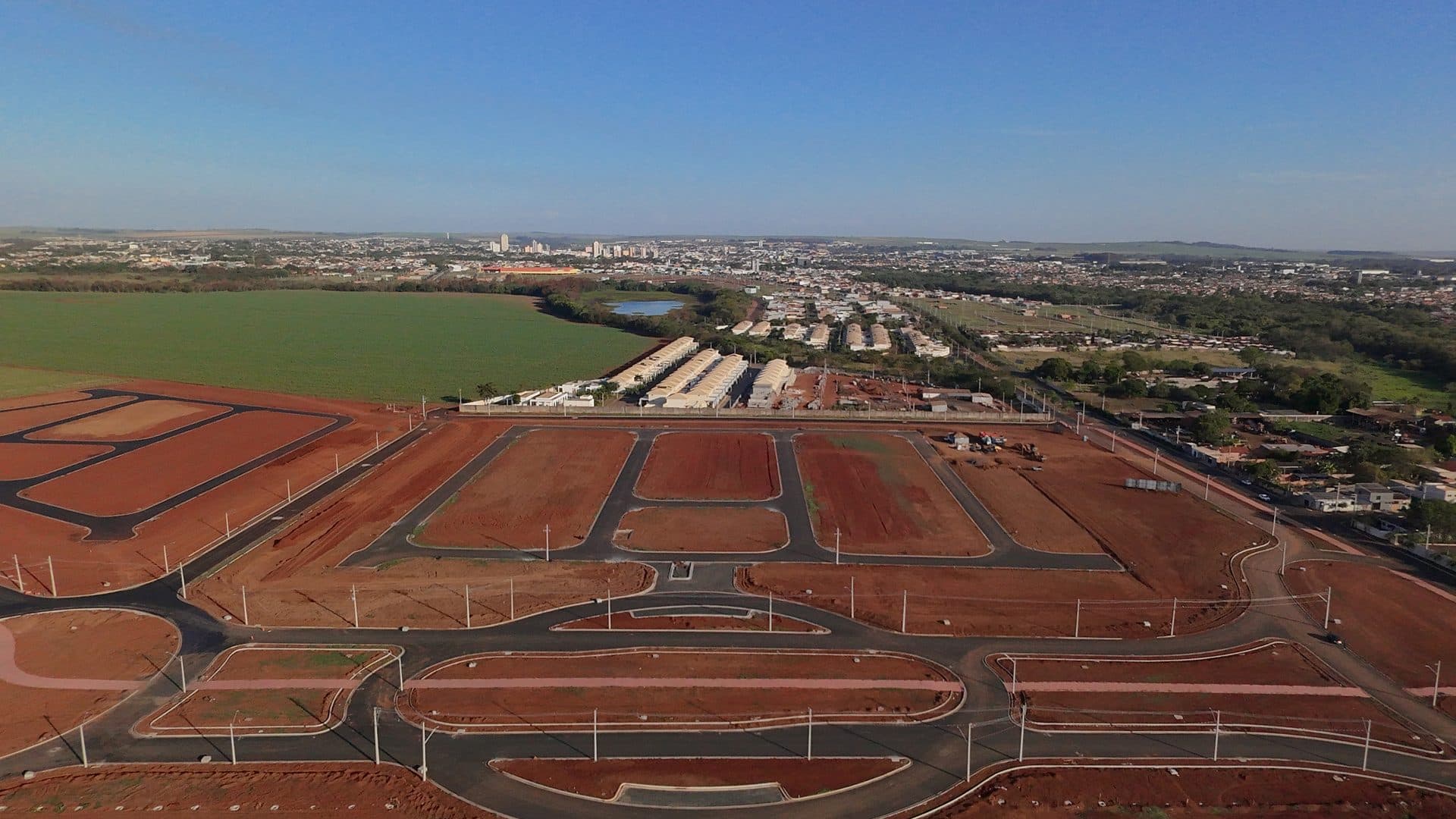 Azzurra Felicità — Vista aérea do canteiro e vias em Setembro de 2026